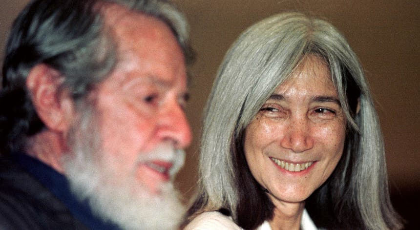Maria Kodama, a viúva de Jorge Luís Borges, ao lado do escritor guatemalteco Mario Monteforte. Foto: Eliana Aponte - Reuters 