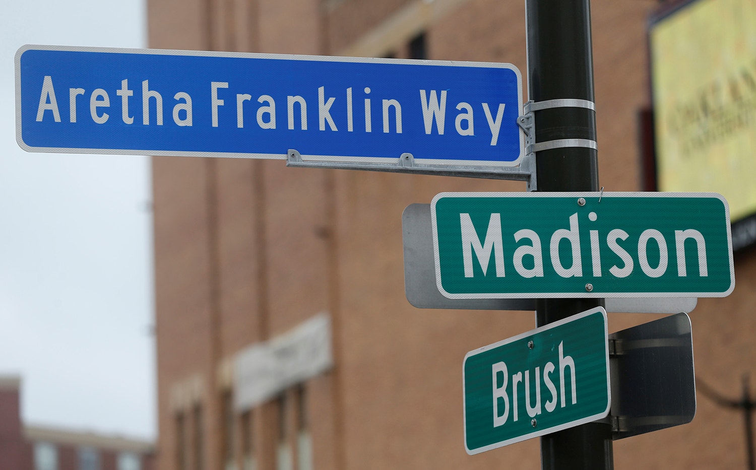  Uma placa de rua em homenagem &agrave; cantora Aretha Franklin no centro de Detroit /Rebecca Cook - Reuters 
