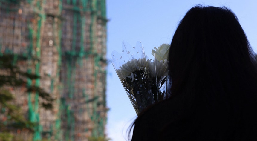 Imagem de Hong Kong inicia três dias de luto à medida que avança investigação do incêndio