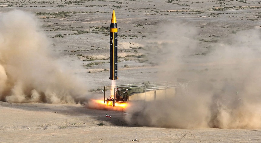 O novo míssil balístico iraniano tem um alcance de 2.000 km e recebeu o nome Kheibar
