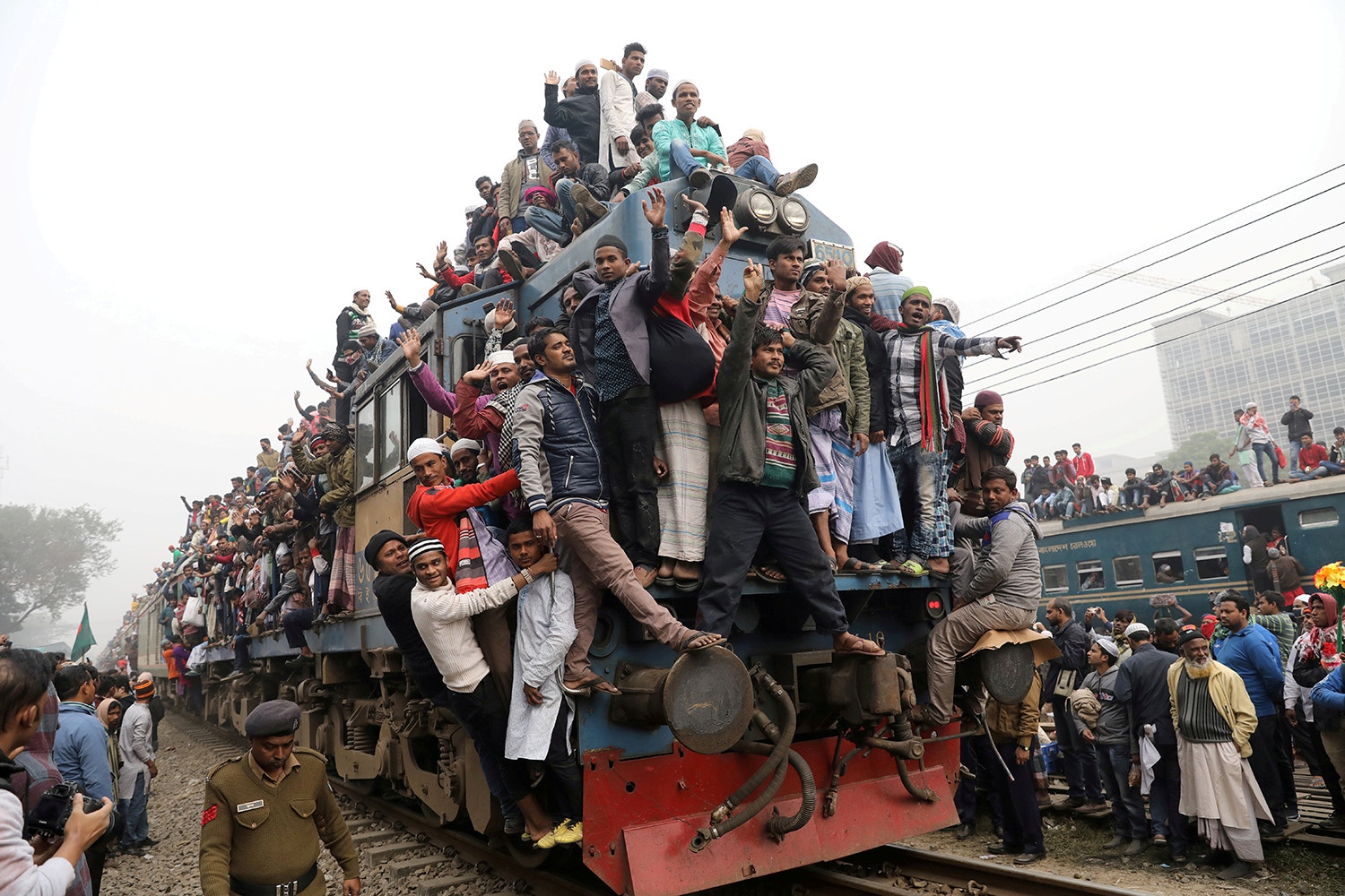  Comboios sobrelotados no Bangladesh /Mohammad Ponir Hossain - Reuters 