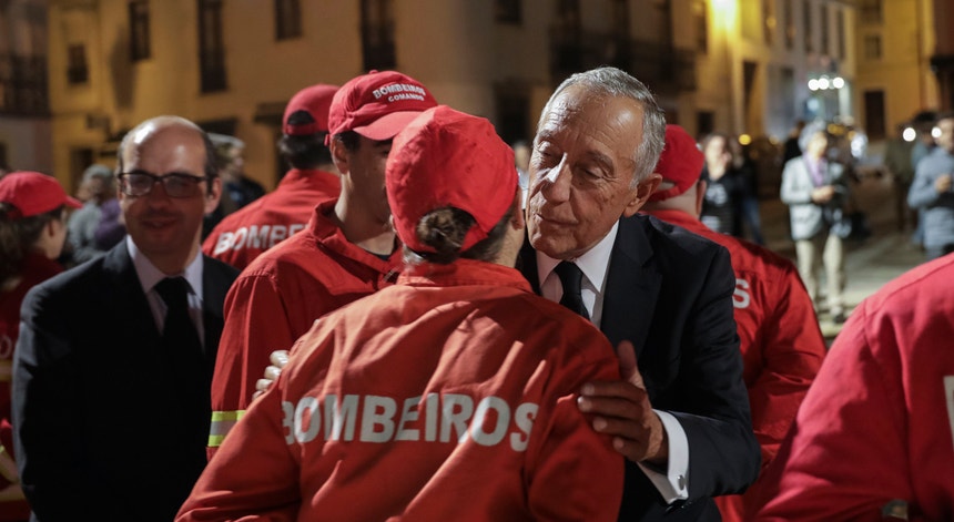 Marcelo Rebelo de Sousa cumprimenta bombeiros à chegada a Arganil, no âmbito das visitas a concelhos atingidos pelos incêndios
