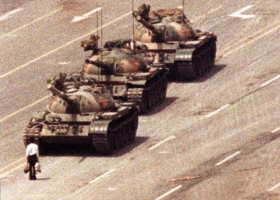 Um manifestante opõe-se aos tanques do exército chinês - um dos registos dos acontecimentos de junho de 1987 que ficaram para a História (Reuters, arquivo)