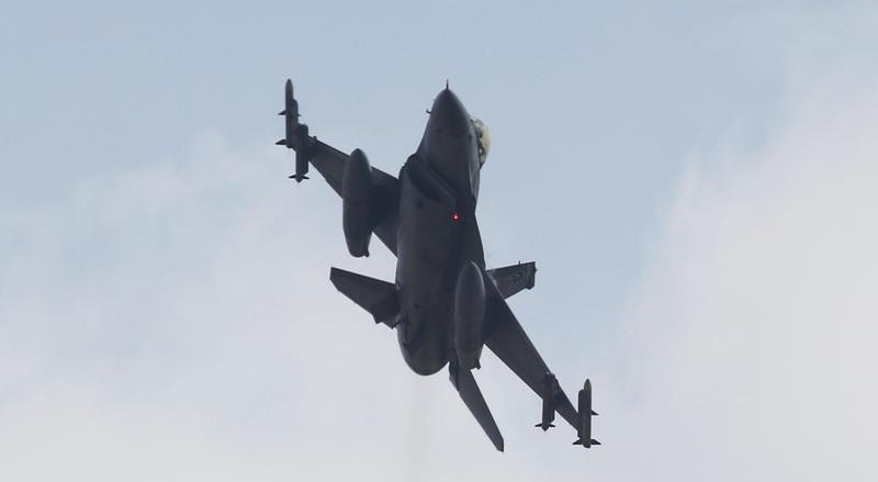 Um F-16 turco levanta da base aérea em Adana, em julho de 2015
