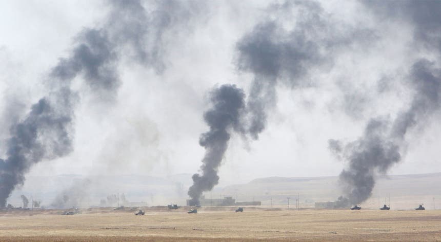 Colunas de fumo erguidas pelo ISIS para travar as forças iraquianas. Foto: Azad Lashkari - Reuters 