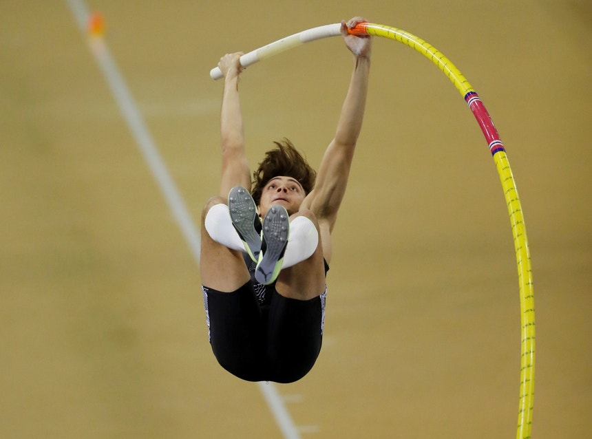 Armand Duplantis quebra recorde e é campeão mundial de salto com vara