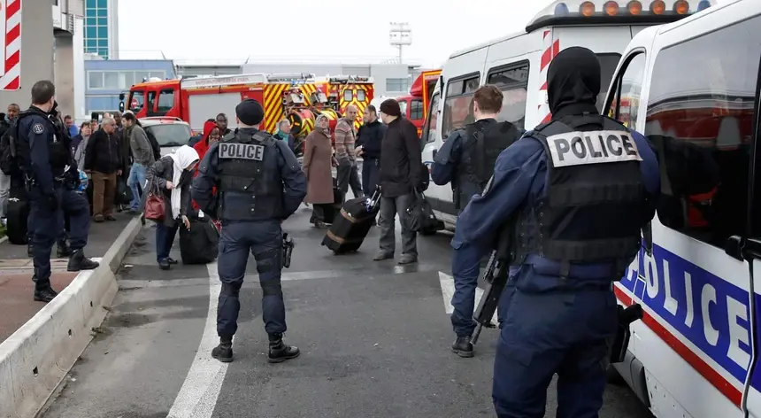 Imagem de Suspeito detido. Um morto e quatro feridos em tiroteios na região de Paris