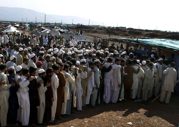  6&ordm; O Paquist&atilde;o tem 187.342.721 habitantes. &Eacute; uma popula&ccedil;&atilde;o muito jovem: 36 por cento t&ecirc;m menos de 15 anos e apenas 4 por cento tem mais de 65 anos.   