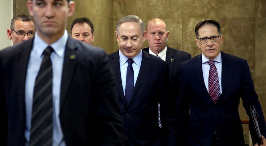O primeiro-ministro de Israel Benjamin Netanyahu, chega à reunião semanal do seu gabinete, dia 1 de janeiro de 2017. 
