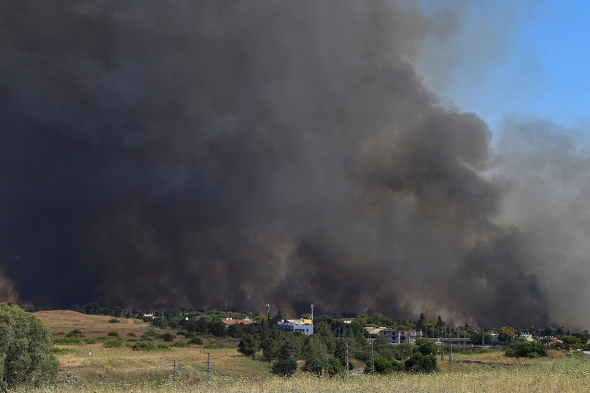 Ataques de foguetes do Líbano, durante as hostilidades transfronteiriças entre o Hezbollah e as forças israelitas, em Katzrin, nos Montes de Golã ocupados por Israel

