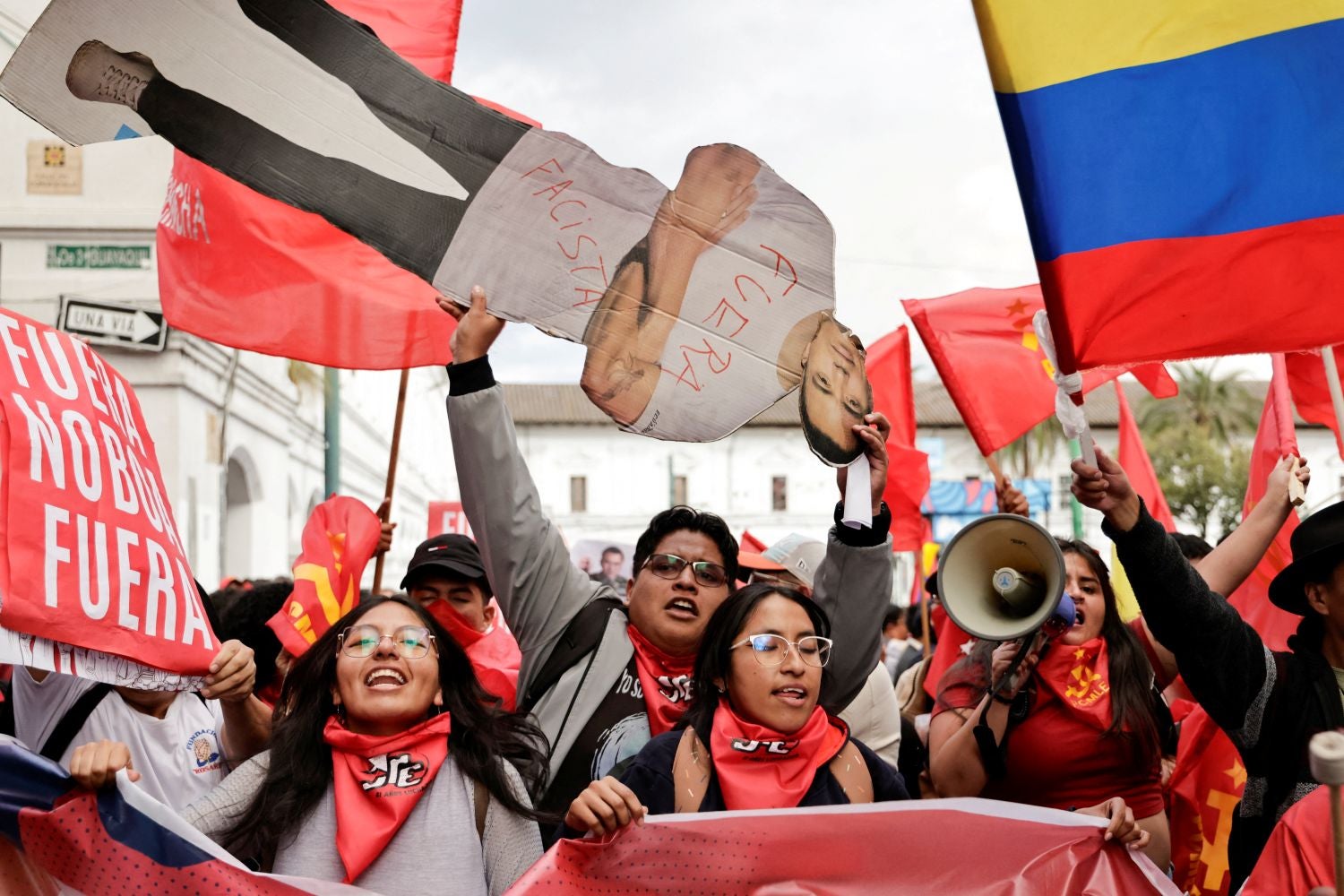 Centenas protestam no Equador contra medidas de flexibilização laboral