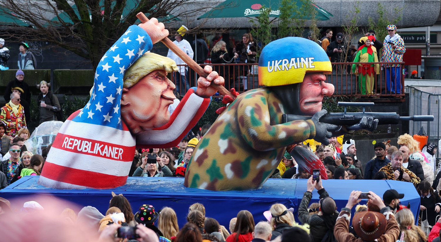  Alemanha. Dusseldorf. Representa&ccedil;&atilde;o do candidado presidencial norte-americano, Donald Trump e um soldado ucraniano | Chirstopher Neundorf - EPA 