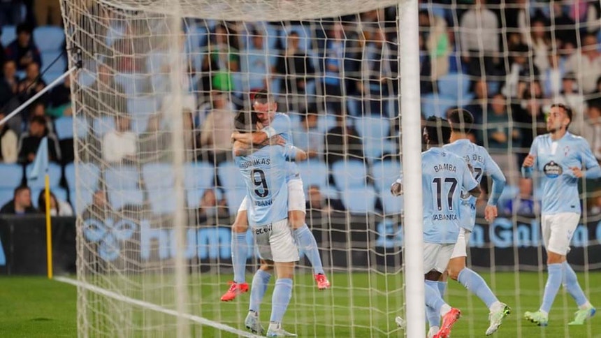 Os jogadores do Celta festejaram o golo da vitória
