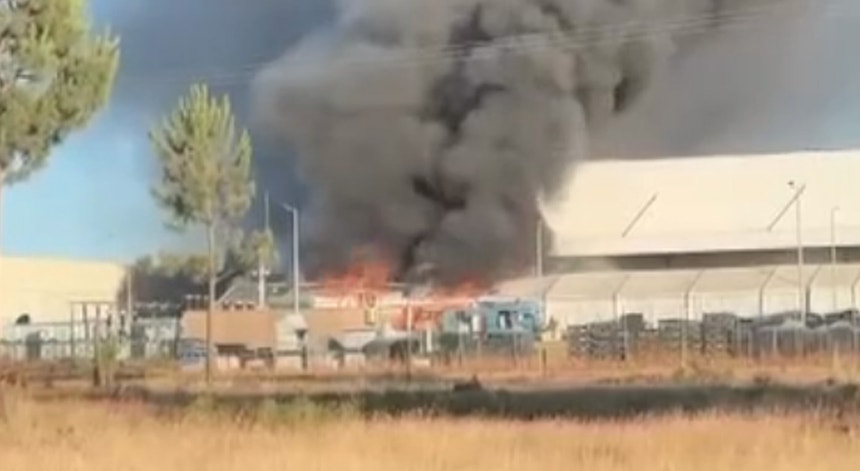 Imagem de Incêndio destrói parte de fábrica de componentes automóveis em Palmela