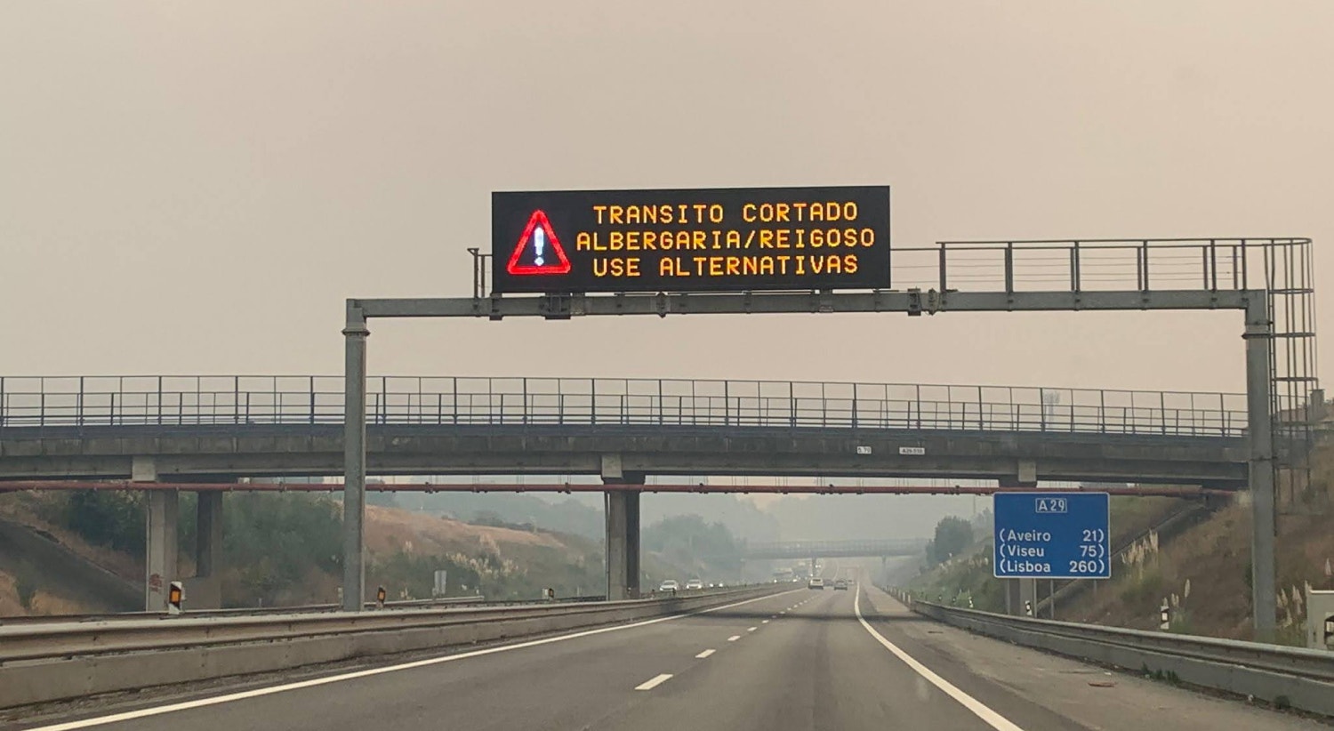  A circula&ccedil;&atilde;o esteve parcialmente interrompida na A1 no distrito de Aveiro, um dos mais afetados pelos inc&ecirc;ndios. / Foto: Ant&oacute;nio Antunes - RTP 