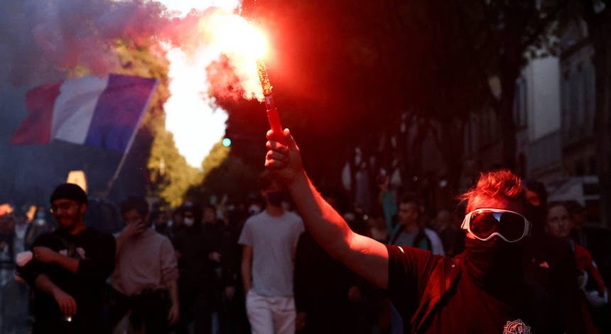 Setenta mil pessoas em protesto em Paris com confrontos com polícia
