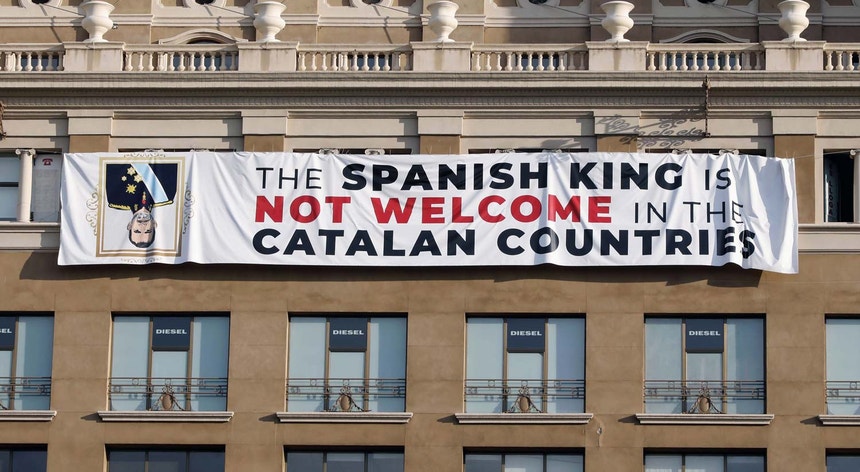 Um suposto grupo de independentistas catalães colocou várias faixas contra a visita do Rei Felipe VI a Barcelona
