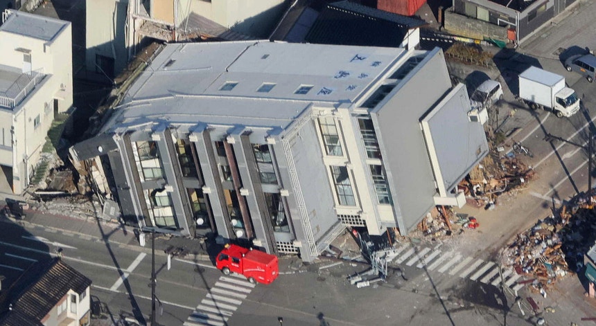 Edifício colapsou após o terremoto, em Wajima, centro do Japão

