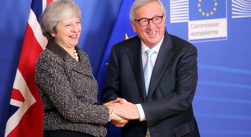 Apesar dos sorrisos e dos apertos de mão, Theresa May não recebeu mais da União Europeia do que hipóteses de "clarificação" do acordo para o Brexit
