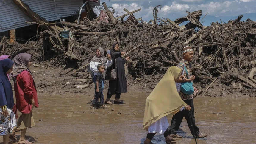 Quarenta e um mortos em inundações repentinas na Indonésia