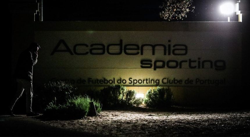 Os atos de violência na Academia do Sporting incluíram murros, cabeçadas e tochas acesas no balneário

