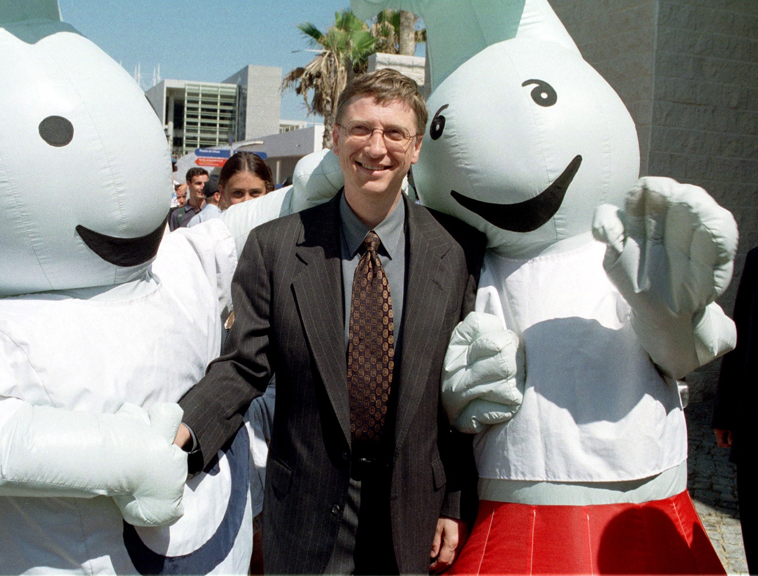  O Presidente na Microsoft, Bill Gates pousou para a fotografia acompanhado das mascotes da Expo, Gil e Docas /Foto: Jos&eacute; Manuel Ribeiro - Reuters 