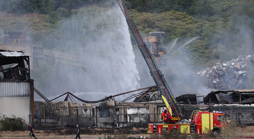 Imagem de França. Cerca de 30 mil pessoas aconselhadas a ficar em casa após incêndio em armazém industrial