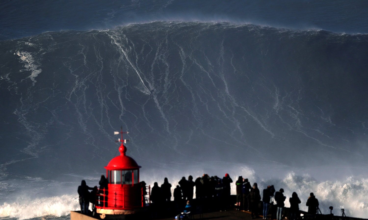  Sebastian Steudtner surfou nas ondas gigantes da Nazar&eacute; /Rafael Marchante - Reuters 