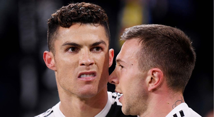 A UEFA diz que houve "conduta imprópria" feita por Ronaldo no jogo entre a Juventus e o Atlético Madrid.
