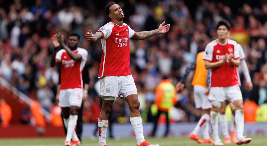 Arsenal vence e reforça candidatura ao título inglês de futebol