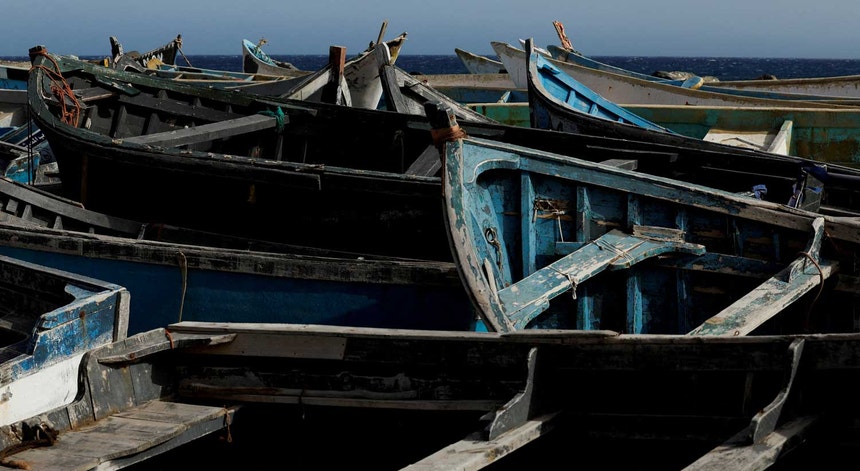 Ein Boot auf dem Weg zu den Kanarischen Inseln ist mit Dutzenden Migranten an Bord gesunken