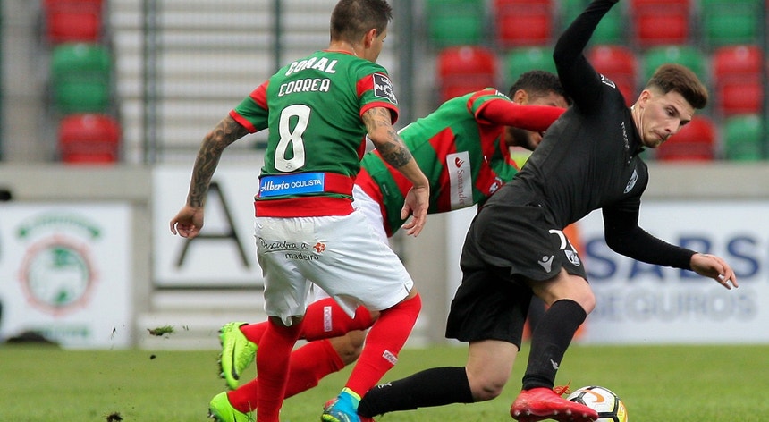 O jogador do Marítimo Correa disputa a bola com o jogador do Vitória de Guimarães Sturgeon

