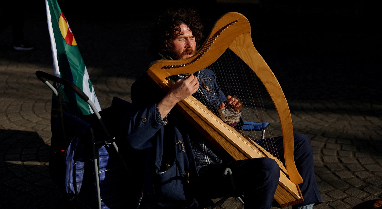 Irlanda oficializa programa de rendimento básico para artistas como programa permanente