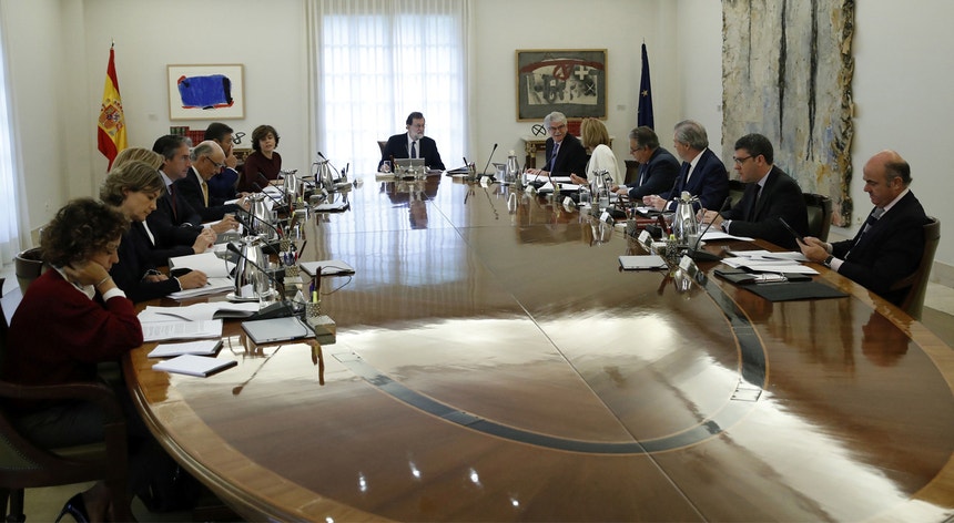 Mariano Rajoy à cabeça da reunião deste sábado do seu Executivo
