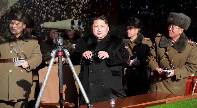 Kim Jong-un durante uma competição de tiro de artilharia 
