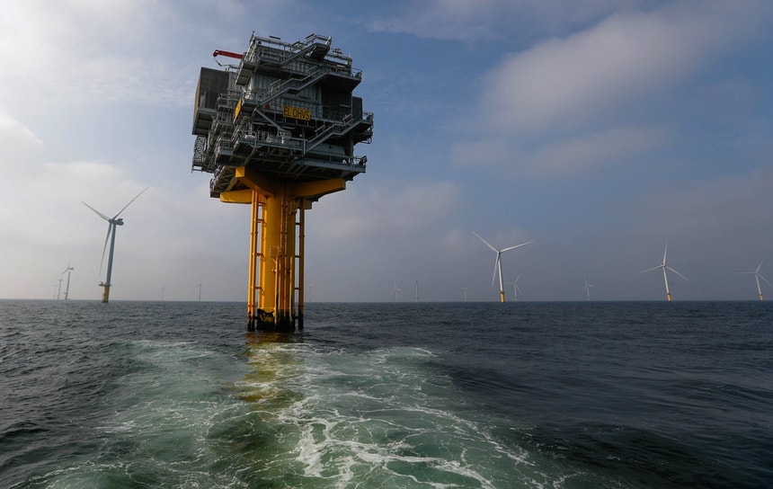 Turbinas geradoras de energia eólica em alto mar da Holanda

