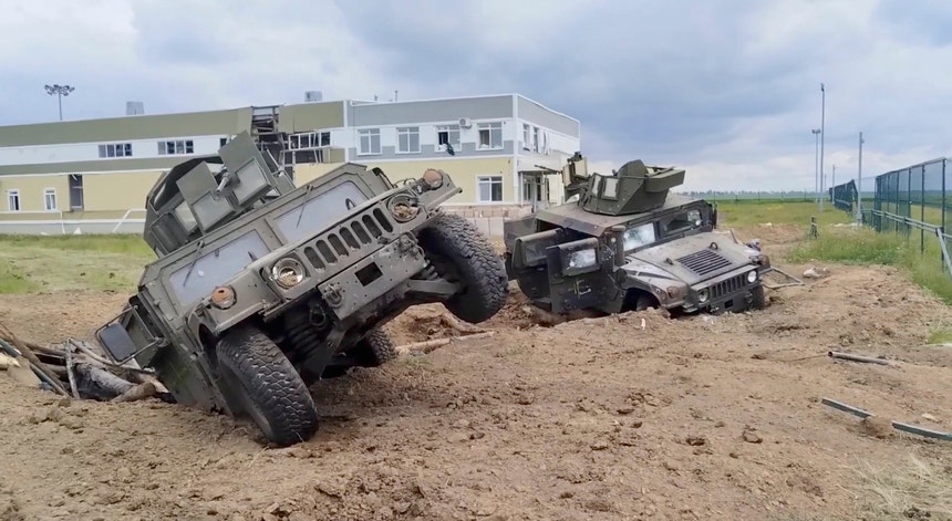 O Kremlin divulgou imagens de veículos abandonados ou danificados, incluindo veículos todo-o-terreno Humvee fabricados nos EUA 
