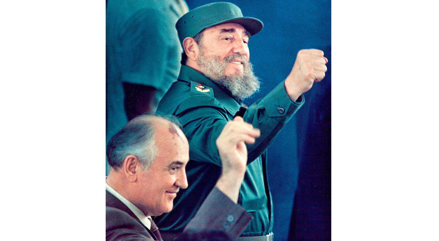  O presidente de Cuba Fidel Castro (dir) e o l&iacute;der sovi&eacute;tico Mikhail Gorbatchov (esq) gesticulam durante um evento em Havana a 3 de abril de 1989 | Reuters 