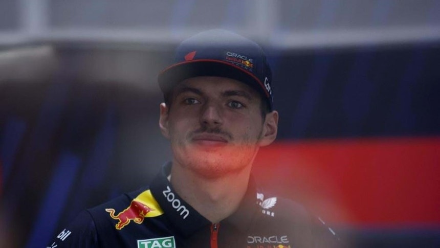 Max Verstappen começou mal a corrida belga
