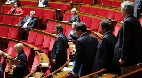 Deputados do Partido Republicano abandonam o hemiciclo a 16 de junho de 2015 em protesto contra a invocação do artigo 49-3 por parte do primeiro-ministro Manuel Valls, para fazer passar a Lei Macron Foto: Reuters Deputados do Partido Republicano abandonam o hemiciclo a 16 de junho de 2015 em protesto contra a invocação do artigo 49-3 por parte do primeiro-ministro Manuel Valls, para fazer passar a Lei Macron Foto: Reuters