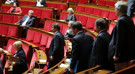 Deputados do Partido Republicano abandonam o hemiciclo a 16 de junho de 2015 em protesto contra a invocação do artigo 49-3 por parte do primeiro-ministro Manuel Valls, para fazer passar a Lei Macron Foto: Reuters