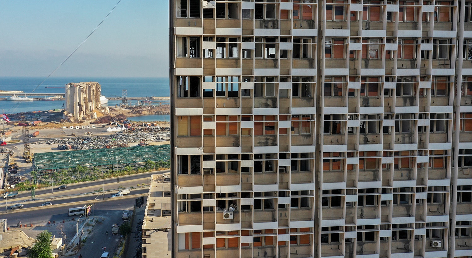  Fotografia de drone tirada ao edif&iacute;cio da companhia de Eletricidade do L&iacute;bano que sofreu danos da explos&atilde;o de h&aacute; um ano. | Foto: Imad Creidi  - Reuters 
