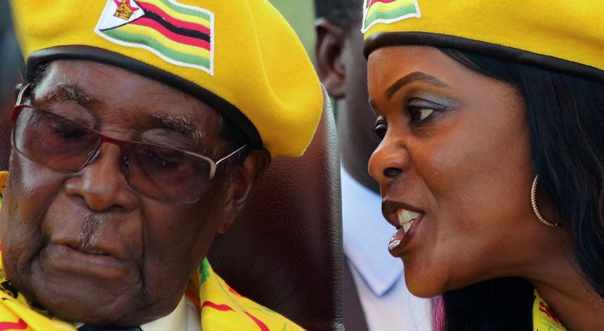 Robert e Grace Mugabe fotografados na semana passada numa acção do partido Zanu-PF. Foto: Philimon Bulawayo Robert e Grace Mugabe fotografados na semana passada numa acção do partido Zanu-PF. Foto: Philimon Bulawayo