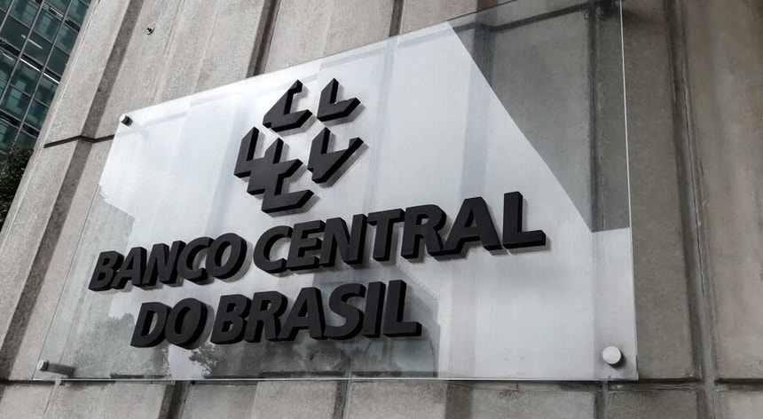 O Banco Central do Brasil tenta controlar a inflação com a subida da taxa de juros
