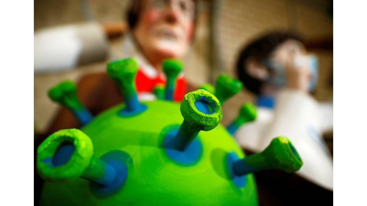  Alemanha. Representa&ccedil;&atilde;o do virus Sars-Cov-2 para desfile em Col&oacute;nia | Thilo Schmuelgen - Reuters 