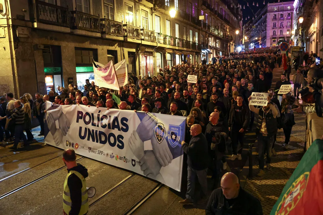 Police and GNR Officers March in Lisbon Demanding Higher Wages