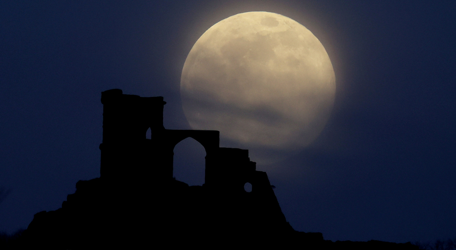  Super Lua vista em Mow Cop, no Reino Unido. 7 de abril 2020 /Carl Recine - Reuters 