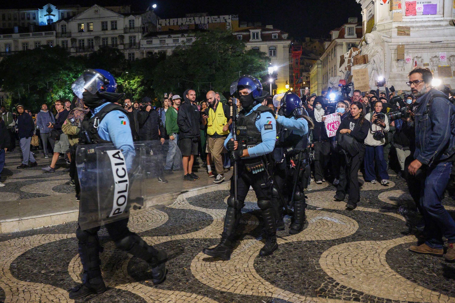 A��o policial e protesto habita��o. Centenas de pessoas da �rea da Cultura repudiam viol�ncia em carta aberta