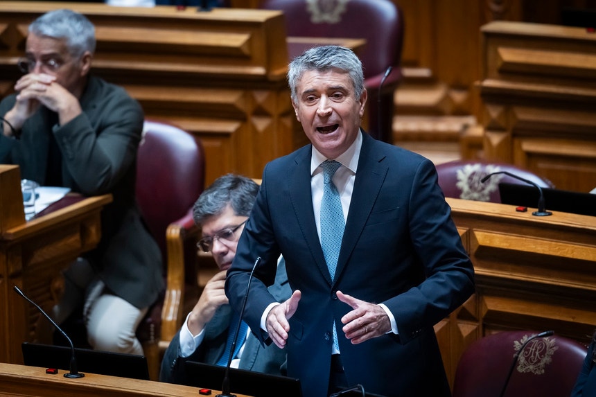 Imagem de Carneiro diz que OE "é mau" mas diz que é "dever" do PS viabilizar o documento