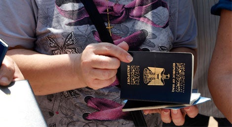 Crist&atilde;os iraquianos refugiados em Beirute, L&iacute;bano, mostram  o seu passaporte para conseguir aux&iacute;lio humanit&aacute;rio a 13 de agosto 2014 (Foto: Reuters)